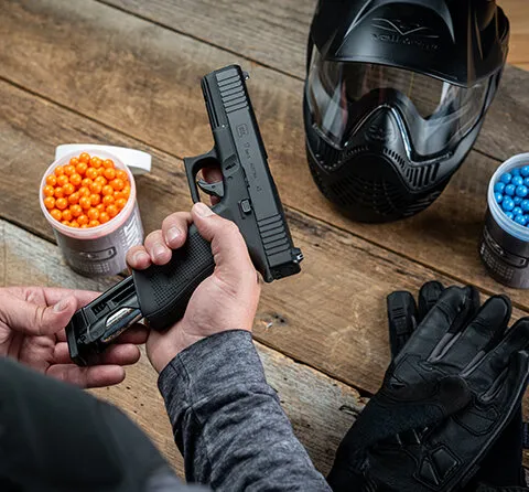 Loading CO2 Glock 17 Gen5 T4E Law Enforcement Training Recreational Training Glock Paintball Air gun Marker with paintballs and gear